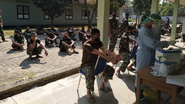 Petugas melakukan tes swab di Secapa AD. Foto: Dinas Penerangan AD