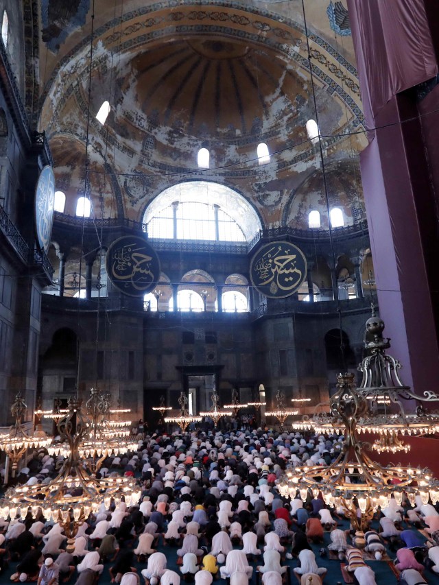 Umat Muslim melakukan salat Idul Adha di Masjid Agung Hagia Sophia di Istanbul, Turki. Foto: Murad Sezer/REUTERS