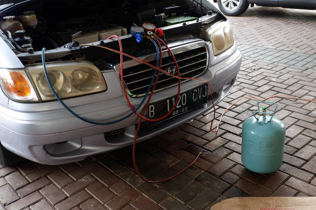 Pengisian freon AC mobil. Foto: Aditya Pratama Niagara/kumparan