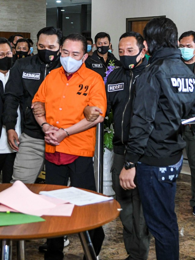 Terpidana kasus korupsi Djoko Tjandra bersiap menandatangani berita acara penyerahterimaan kepada Kejaksaan Agung di kantor Bareskrim Mabes Polri. Foto: M Risyal Hidayat/Antara Foto
