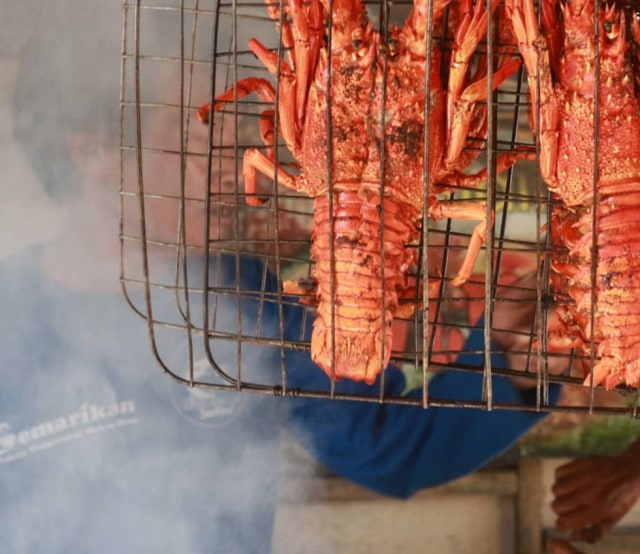 Kuliner di Pantai Kondang Merak. Foto: Rizal Adhi.