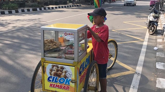 Darwin Anak 12 Tahun yang Berjualan Cilok Demi Beli Kuota Internet. Foto: Dok. Ahmad Thoric
