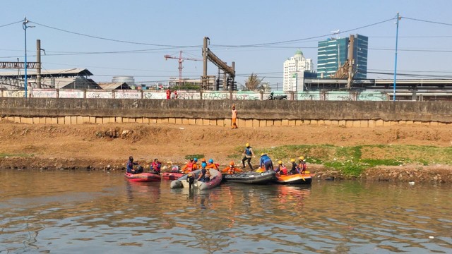 Evakuasi bocah tenggelam di Banjir Kanal Barat. Foto: SAR Jakarta