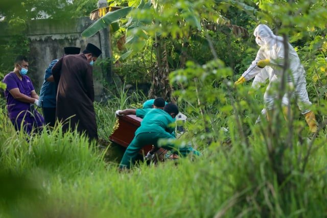 Pemakaman pasien COVID-19 yang meninggal dunia. Foto: Suparta/acehkini