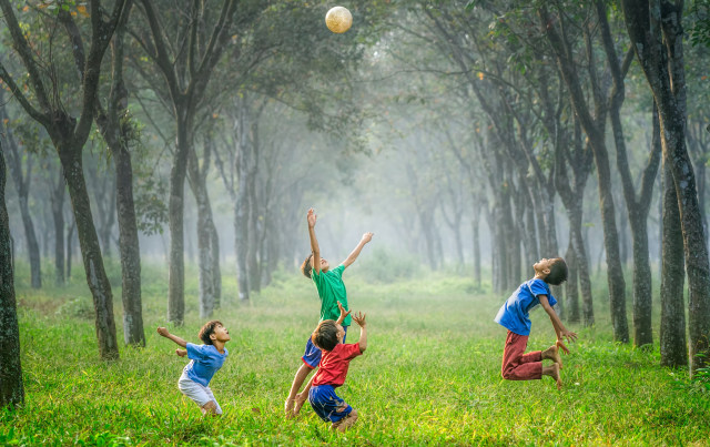 Ilustrasi anak kecil sedang bermain. Foto: Unsplash.com/robbie36