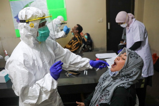 Pengambilan sampel swab di Banda Aceh. Foto: Suparta/acehkini