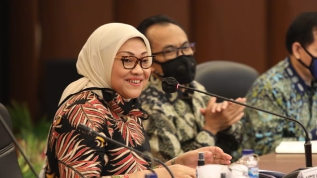 Menteri Ketenagakerjaan RI Ida Fauziyah memberikan apresiasi terhadap Tim Tripartit. Foto: Kemenaker RI