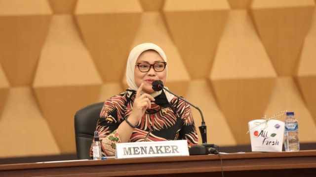 Menteri Ketenagakerjaan RI Ida Fauziyah memberikan apresiasi terhadap Tim Tripartit. Foto: Kemenaker RI