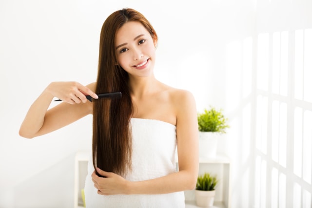 Tips Merawat Rambut bagi Kamu yang Pakai Hair Extension. Foto: Shutterstock
