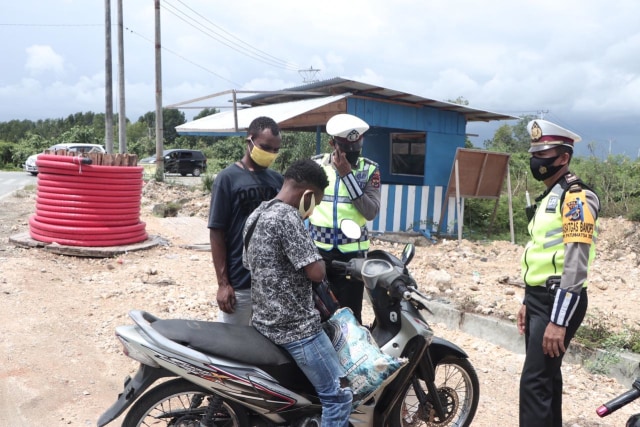 Pengendara motor yang kedapatan tak menggunakan helm. (Dok Polda Papua)