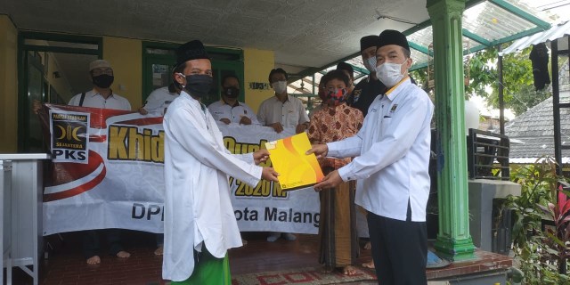 Ketua DPD PKS Kota Malang Ernanto Joko Purnomo menyerahkan bantuan uang tunai kepada Pondok Yatim Salman, Minggu (2/8/2020). Foto: Ulul Azmi