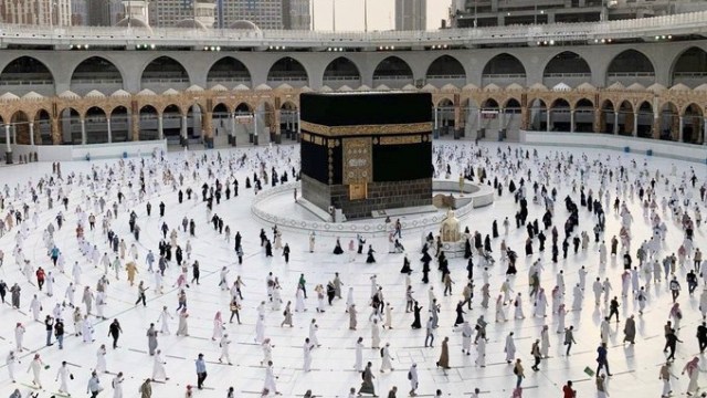 Jemaah haji 2020 melaksakan tawaf wada (tawaf perpisahan) pada Minggu (2/8) petang waktu Arab Saudi. Foto: Twitter/@ReasahAlharmain