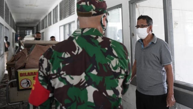 Membersihkan sejumlah ruangan di gedung RSUDZA lama. Foto: Humas Aceh