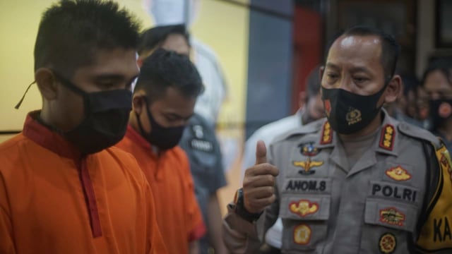 YouTuber Edo Putra bersama rekannya Diky Firdaus saat di Mapolrestabes Palembang. (foto: Ary Priyanto/Urban Id)