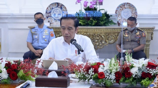 Rapat terbatas perdana Presiden Joko Widodo bersama menteri kabinet Indonesia Maju menggunakan pembatas dari kaca akrilik di Istana Negara, Jakarta, Senin (3/8). Foto: Biro Pers Sekretariat Presiden/Kris