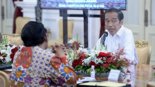 Rapat terbatas perdana Presiden Joko Widodo bersama menteri kabinet Indonesia Maju menggunakan pembatas dari kaca akrilik di Istana Negara, Jakarta, Senin (3/8). Foto: Biro Pers Sekretariat Presiden/Kris