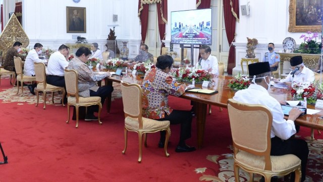Rapat terbatas perdana Presiden Joko Widodo bersama menteri kabinet Indonesia Maju menggunakan pembatas dari kaca akrilik di Istana Negara, Jakarta, Senin (3/8).  Foto: Biro Pers Sekretariat Presiden/Kris