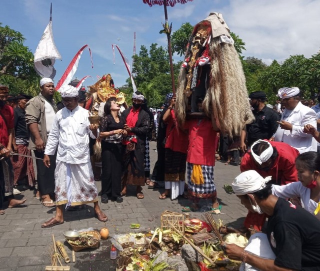Aksi budaya diawali dengan tradisi mecaru atau penyucian - WIB
