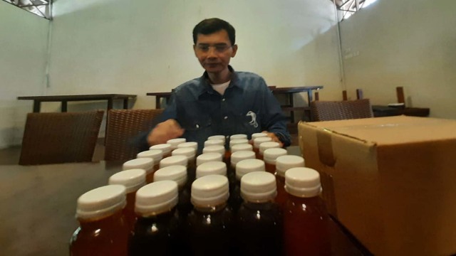 Hadi Pranoto, pamerkan ramuan herbal yang bisa sembuhkan corona.  Foto: Dok. Istimewa