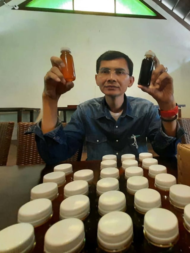 Hadi Pranoto, pamerkan ramuan herbal yang bisa sembuhkan corona.  Foto: Dok. Istimewa