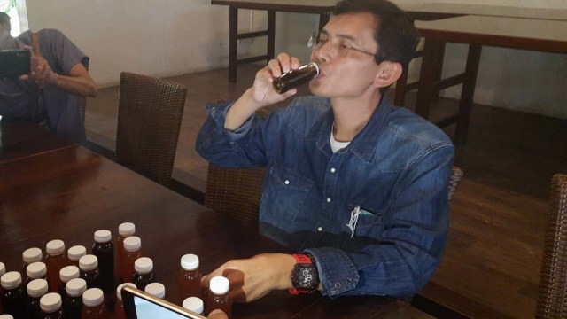 Hadi Pranoto, pamerkan ramuan herbal yang bisa sembuhkan corona. Foto: Dok. Istimewa