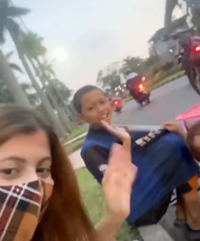 Viral wanita bernama Fahira Almira beri uang Rp 100 ribu kepada bocah penjual gorengan cukup dengan mengeluarkan kata-kata rayuan. (Foto: Instagram/Tangkapan Layar @trending_youtube_)