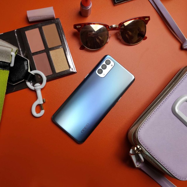 Oppo Reno 4 warna Galactic Blue. Foto:  Aulia Rahman/kumparan