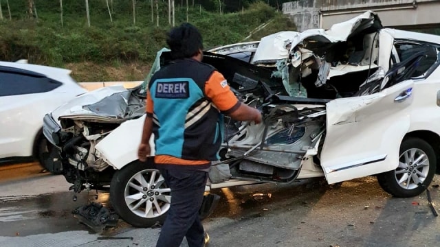Sebuah mobil mengalami rusak berat bagian kiri setelah menghantam truk di Tol Ungaran KM 344, Jawa Tengah. Foto: Ditlantas Polda Jateng