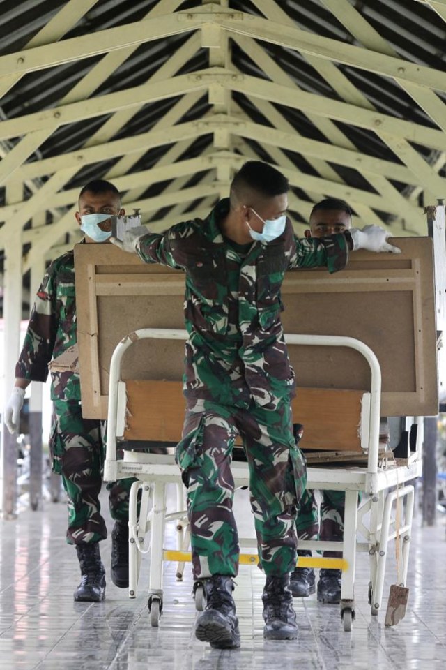 Prajurit TNI membersihkan sejumlah ruangan di gedung lama RSUDZA Banda Aceh. Foto: Suparta/acehkini  