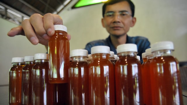 Peneliti Hadi Pranoto menunjukkan ramuan herbal untuk antibodi mencegah COVID-19, di Kota Bogor, Jawa Barat, Senin (3/8). Foto: Arif Firmansyah/ANTARA FOTO
