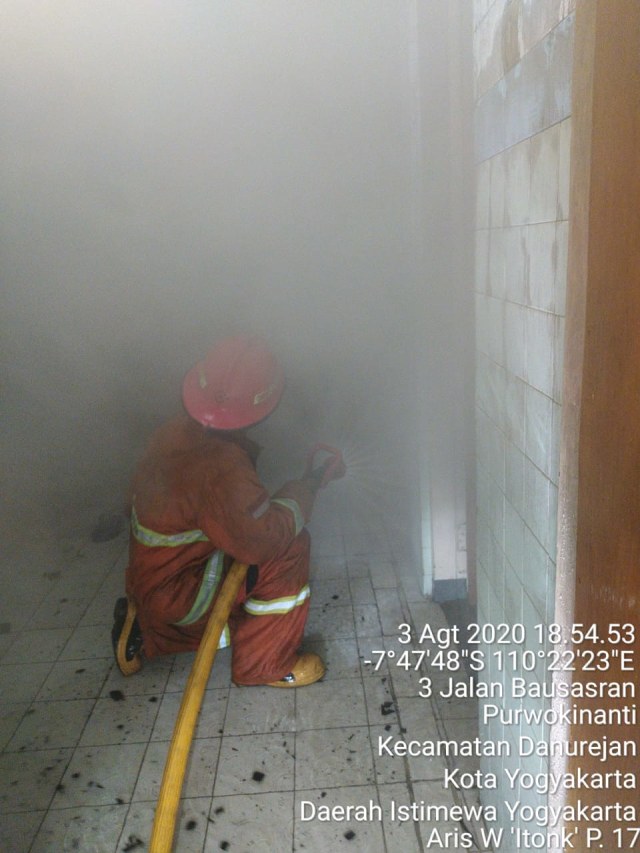 Petugas pemadam kebakaran berupaya memadamkan api di RS Bethesda Lempuyangwangi. Foto: twitter/@TRCBPBDDIY