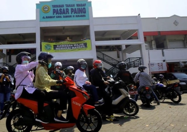 Wali Kota Surabaya Tri Rismaharini keliling Kota Surabaya mengingatkan warganya agar selalu menggunakan masker (foto : jawapos)