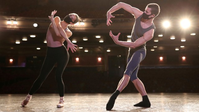 Kelompok Tari Balet di Edinburgh, Skotlandia. Foto: Russel Cheyne/Reuters