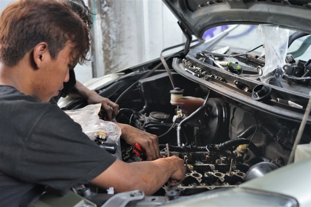 Ilustrasi pengerjaan mobil matik. Foto: Muhammad Ikbal/kumparan