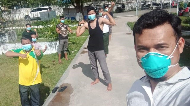 dr IS bersama sejumlah rekannya saat berolah raga di rumah sakit. Dok. pribadi