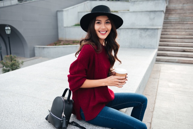 Pakai topi saat keluar rumah agar rambut beruban tidak menguning. Foto: Shutterstock