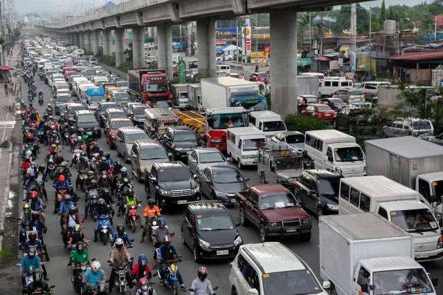 Kemacetan pada hari pertama lockdown di Kota Marikina, Metro Manila, Filipina. Foto: Eloisa Lopez/Reuters