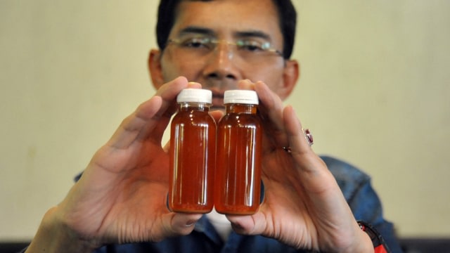 Hadi Pranoto dengan obat herbalnya yang diklaim mampu menyembuhkan pasien COVID-19, Selasa (4/8) | Foto : Antara