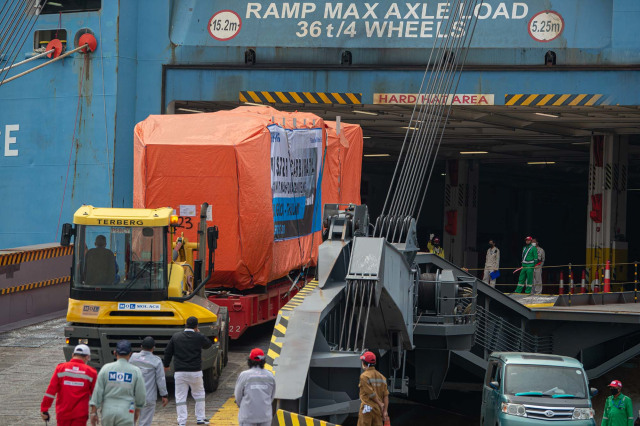 Sejumlah petugas menggunakan alat berat bersiap memasukkan garbarata buatan PT Bukaka Teknik Utama Tbk di dermaga IPC Car Terminal, Pelabuhan Tanjung Priok, Jakarta, Selasa (4/8/2020). Foto: Aditya Pradana Putra/ANTARA FOTO