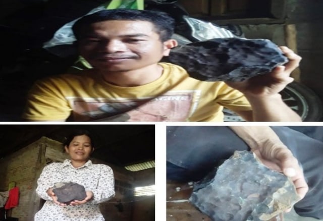Batu hitam yang jatuh dari langit saat dipegang Josua Hutagalung dan istrinya, di kediamannya di Kecamatan Kolang, Tapanuli Tengah, Senin (3/8).  Foto: ANTARA