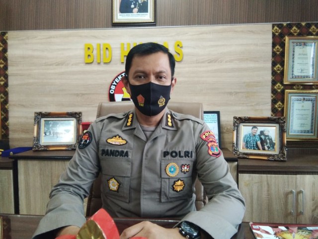 Kabid Humas Polda Lampung, Kombes Pol Zahwani Pandra Arsyad, saat ditemui Lampung Geh di ruang kerjanya, Selasa (4/8) | Foto: Obbie Fernando/Lampung Geh