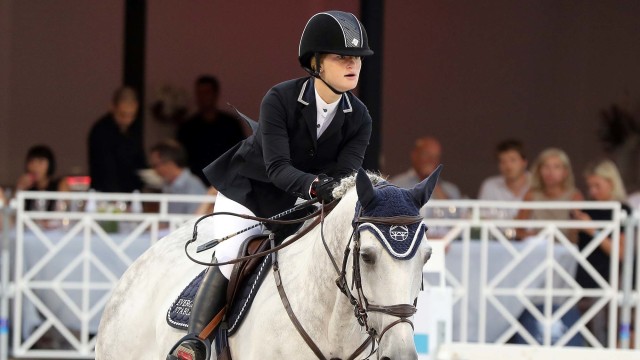 Jennifer Gates berkompetisi dalam kompetisi lompat kuda Monako Internasional, 24 Juni 2017 . Foto: VALERY HACHE/AFP