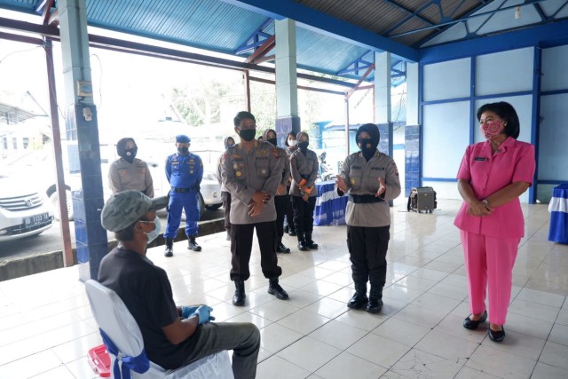 Polwan Polda Kalbar dan Bhayangkari Polda Kalbar menyerahkan bantuan untuk warga yang terdampak COVID-19 di Pontianak. Foto: Dok Polda Kalbar