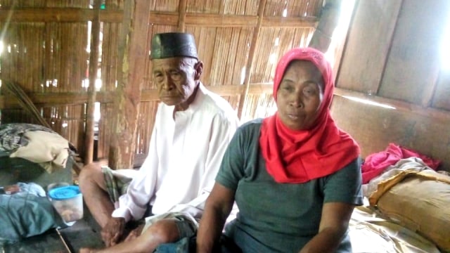 Kakek Saka (kiri) dan kondisi rumahnya yang kurang layak.
 Foto: Dok. Istimewa