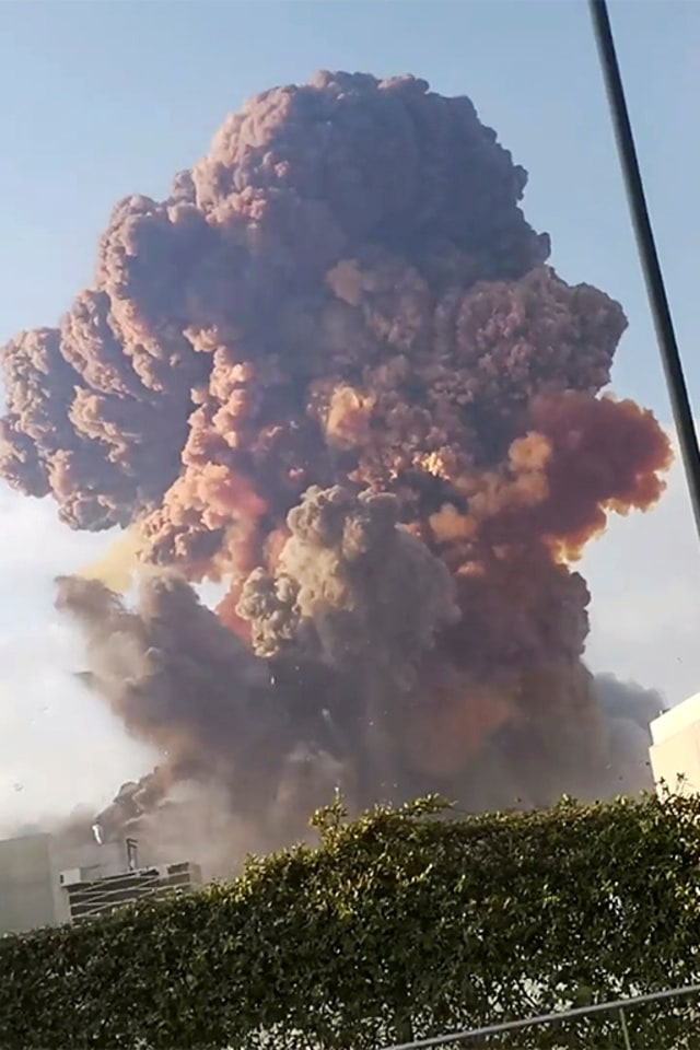 Petugas pemadam kebakaran menyemprotkan air ke api setelah ledakan terdengar di Beirut, Lebanon 4 Agustus 2020. Foto: Karim Sokhn/Instagram/via REUTERS