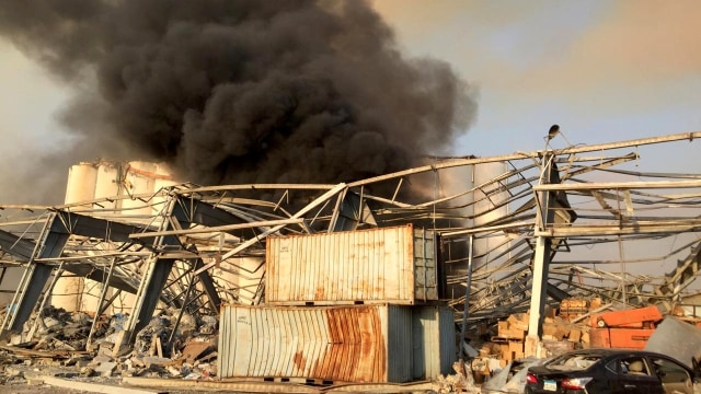 Petugas pemadam kebakaran menyemprotkan air ke api setelah ledakan terdengar di Beirut, Libanon 4 Agustus 2020. Foto: Mohamed Azakir/REUTERS