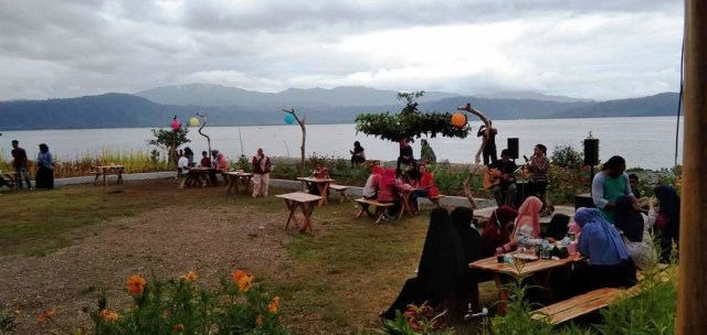 Jalbon, tongkrongan baru di Kota Jailolo yang berada tepat di depan Teluk Jailolo. Foto: Istimewa