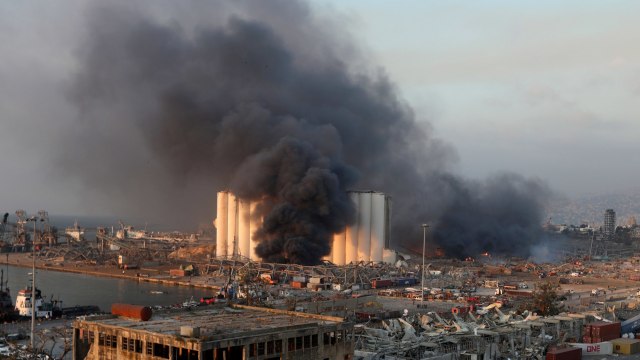 Kepulan asap dan kerusakan akibat ledakan di daerah pelabuhan Beirut, Lebanon. Foto: Mohamed Azakir/REUTERS