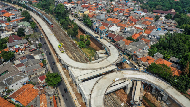 Foto udara pembangunan flyover Lenteng Agung dan flyover Tanjung Barat atau jalan layang tapal kuda di kawasan Lenteng Agung, Jakarta, Rabu (5/8). Foto: Galih Pradipta/ANTARA FOTO