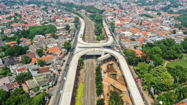 Foto udara pembangunan flyover Lenteng Agung dan flyover Tanjung Barat atau jalan layang tapal kuda di kawasan Lenteng Agung, Jakarta, Rabu (5/8).  Foto: Galih Pradipta/ANTARA FOTO